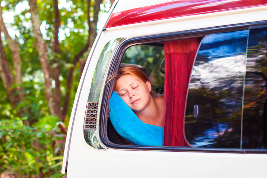 Dormir sur la route © Shutterstock - Liudmyla Boieva