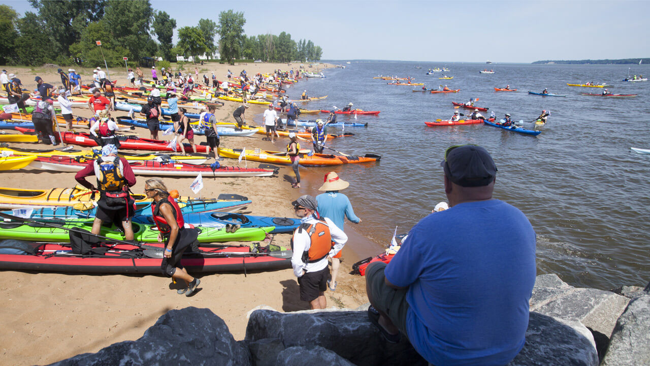 Les participants au Dfi Kayak sur la plage  PRuel