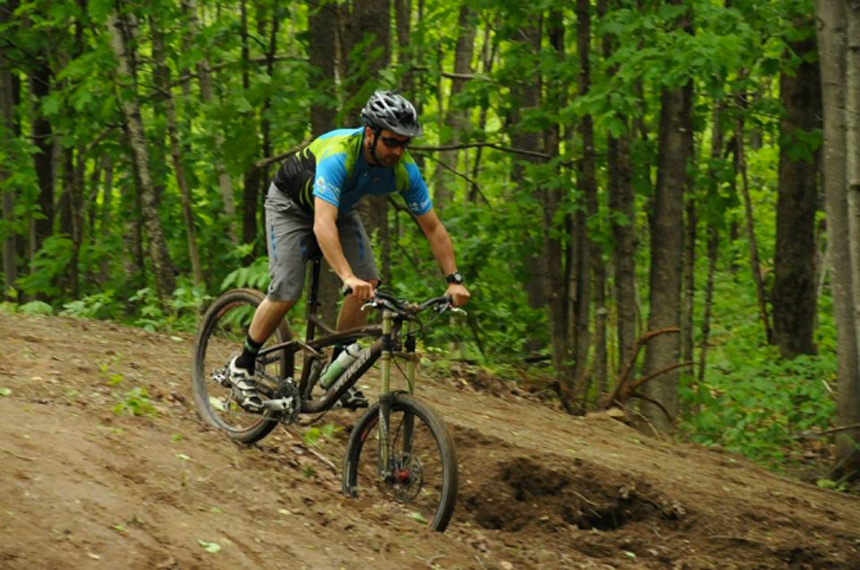 Vélo de montagne au parc de la rivière Gentilly © Tourisme Bécancourt