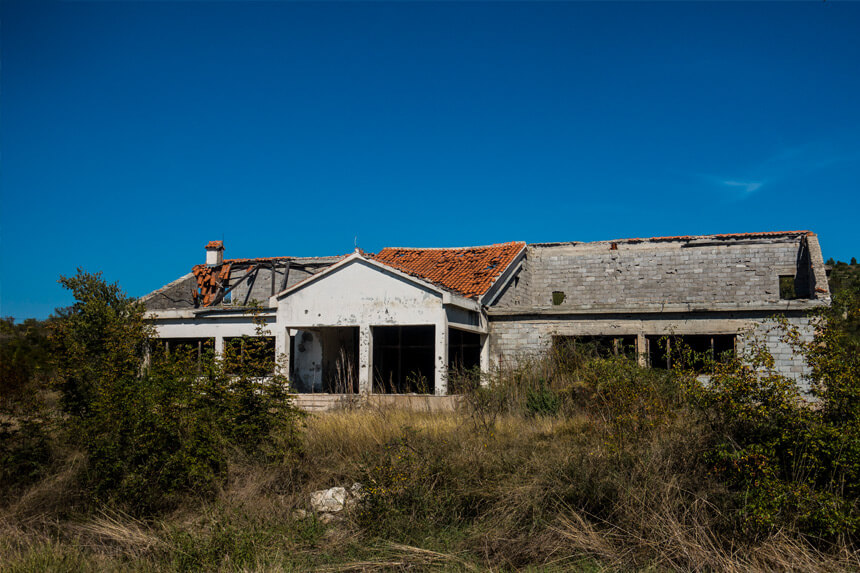 maison abandonnée dans l'arrière-pays de Split © Antoine Stab