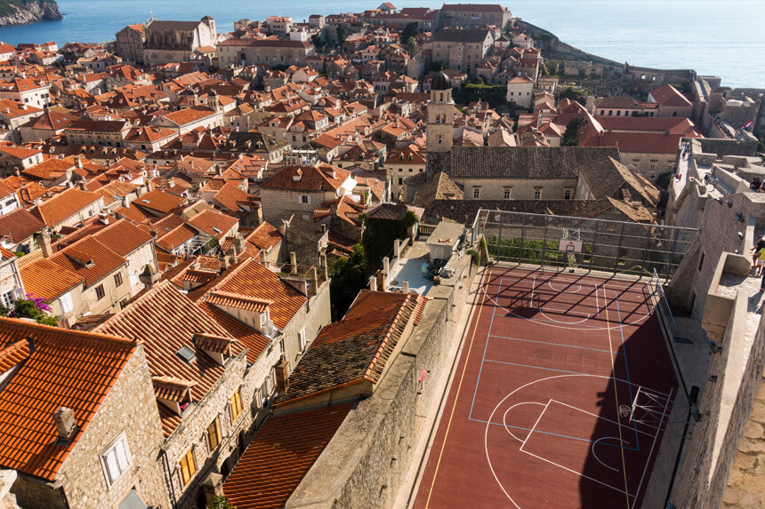 Dubrovnik, sa murailles, ses toits... et son terrain de basket © Antoine Stab