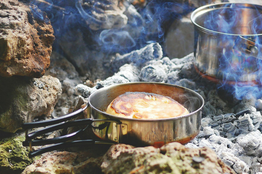 Casserole sur feu de camp © Deco.fr Casserole sur feu de camp © Deco.fr