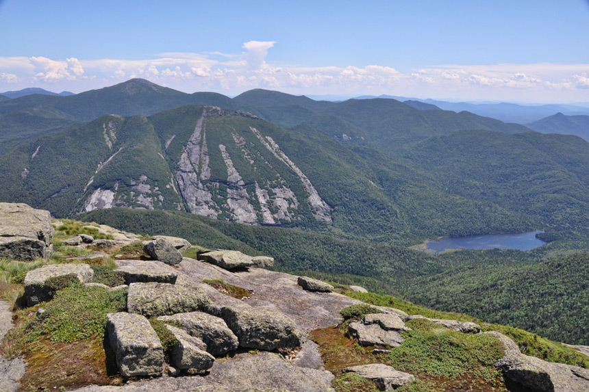 Vue sur le Mont Colden puis le sommet du Mont Algonquin © Ian Tessier Vue sur le Mont Colden puis le sommet du Mont Algonquin © Ian Tessier