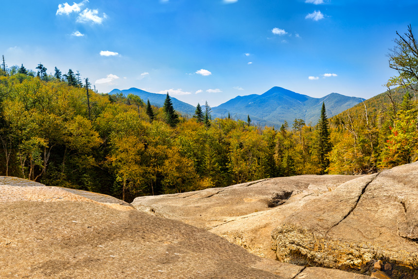 Vue sur le Mont Algonquin depuis les chutes Indian Falls sur le sentier du Mont Marcy © Mandritoiu / Shutterstock Vue sur le Mont Algonquin depuis les chutes Indian Falls sur le sentier du Mont Marcy © Mandritoiu / Shutterstock