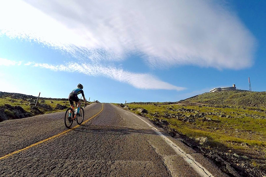 Un Cycliste Senior Met Une Cagoule Et Un Casque Pour Le Vélo D'hiver Froid,  La Ville De Fort Collins, Dans Le Nord Du Colorado, Dispose D'un Réseau  Dense De Sentiers Polyvalents Récréatifs