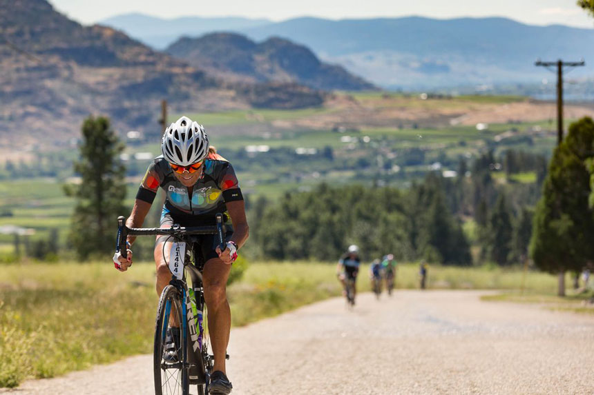 Un Cycliste Senior Met Une Cagoule Et Un Casque Pour Le Vélo D'hiver Froid,  La Ville De Fort Collins, Dans Le Nord Du Colorado, Dispose D'un Réseau  Dense De Sentiers Polyvalents Récréatifs