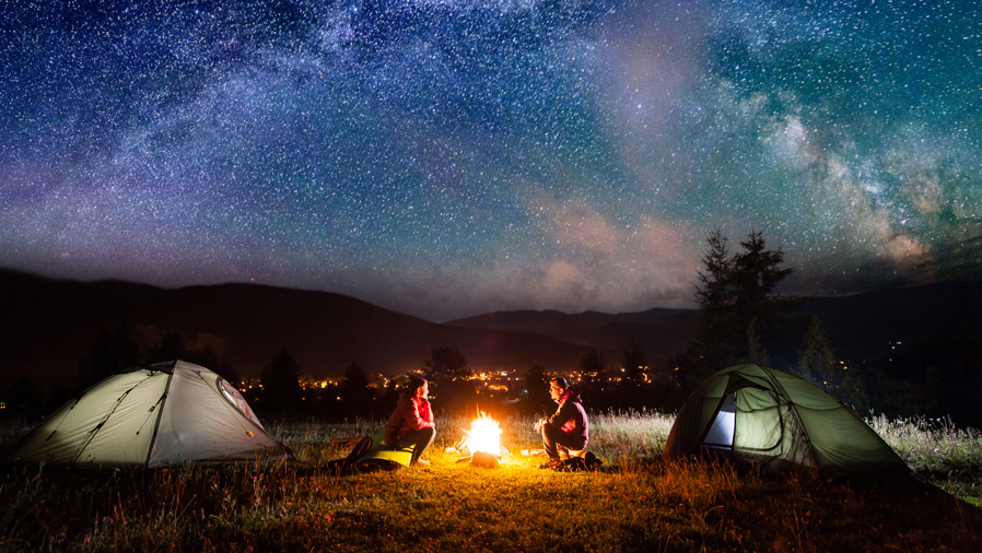 Camping sous les étoiles © Shutterstock