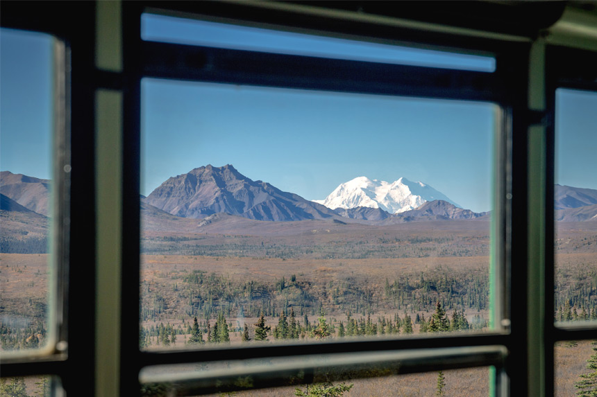 Le Mont Denali depuis le bus  Giantrabbit, Shutterstock