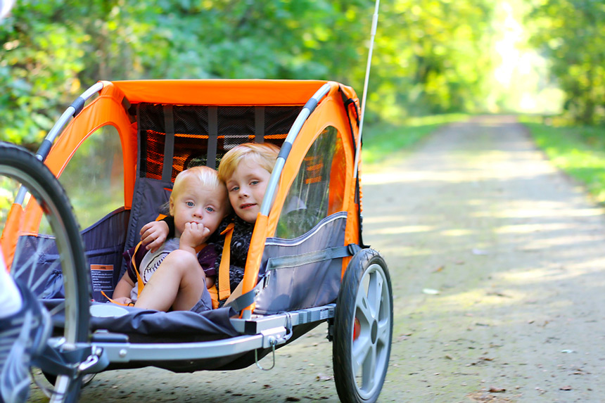 Enfants dans une poussette à vélo © Shutterstock - Christin Lola