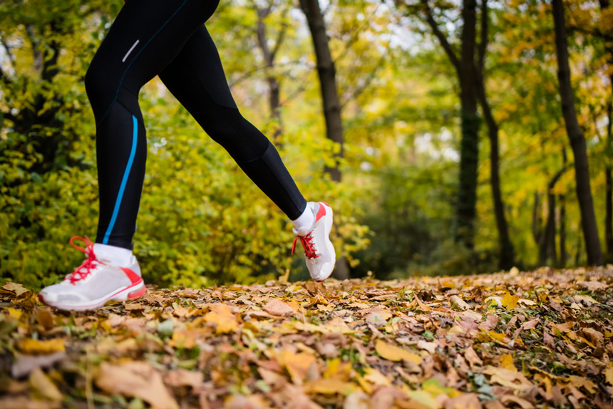 Coureuse en automne © Shutterstock