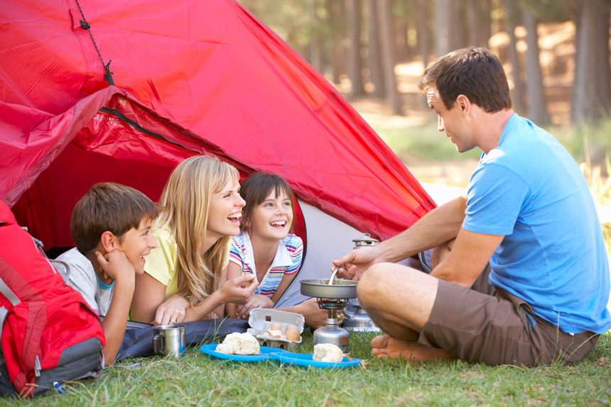 Famille cuisine en camping © Shutterstock - Monkey Business Images