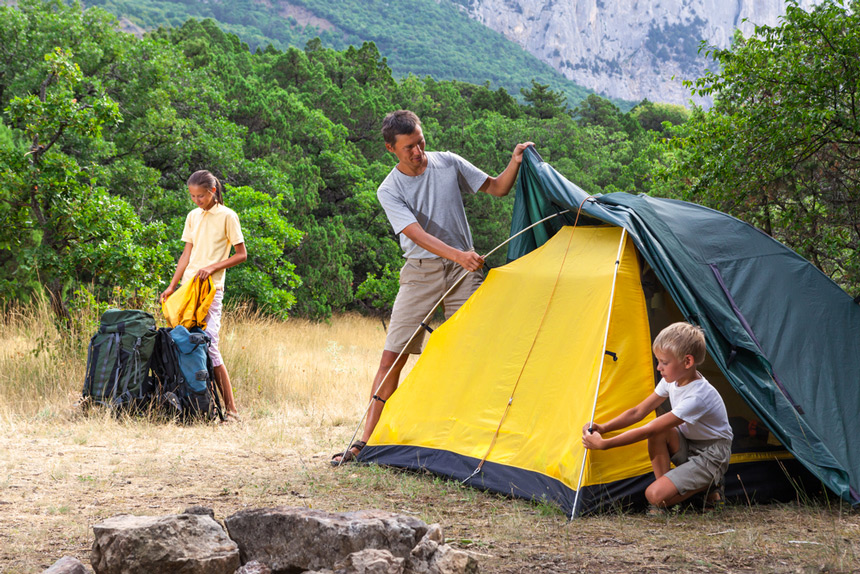 Tente pour la famille © shutterstock - Stas Tolstnev