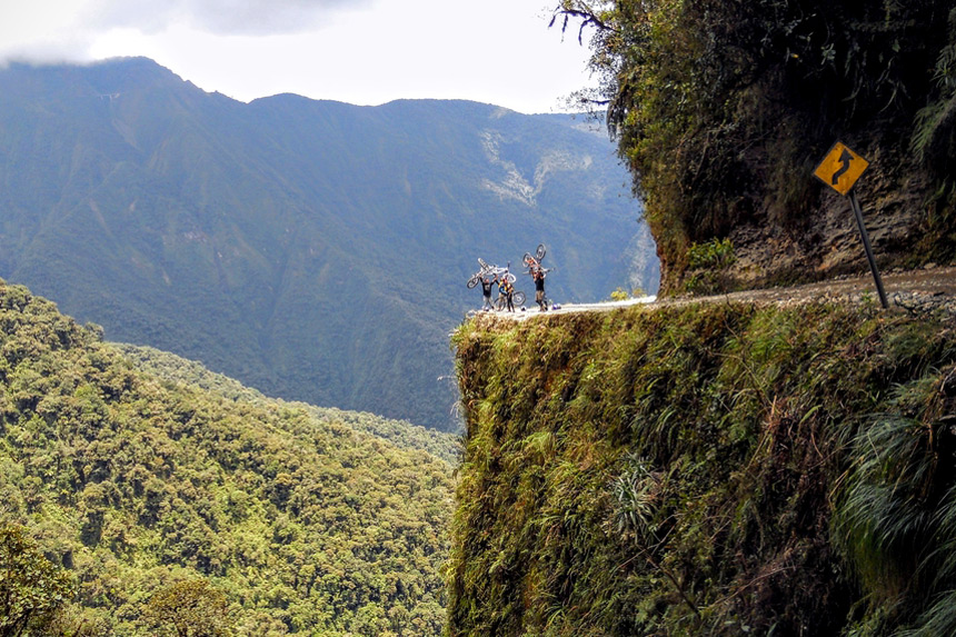 vélo de montagne sur la route de la mort © ktorquem - shutterstock.com