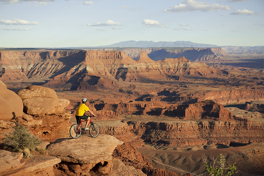 Vélo de montage Désert de roche rouge de l'Utah - Crédit : shutterstock